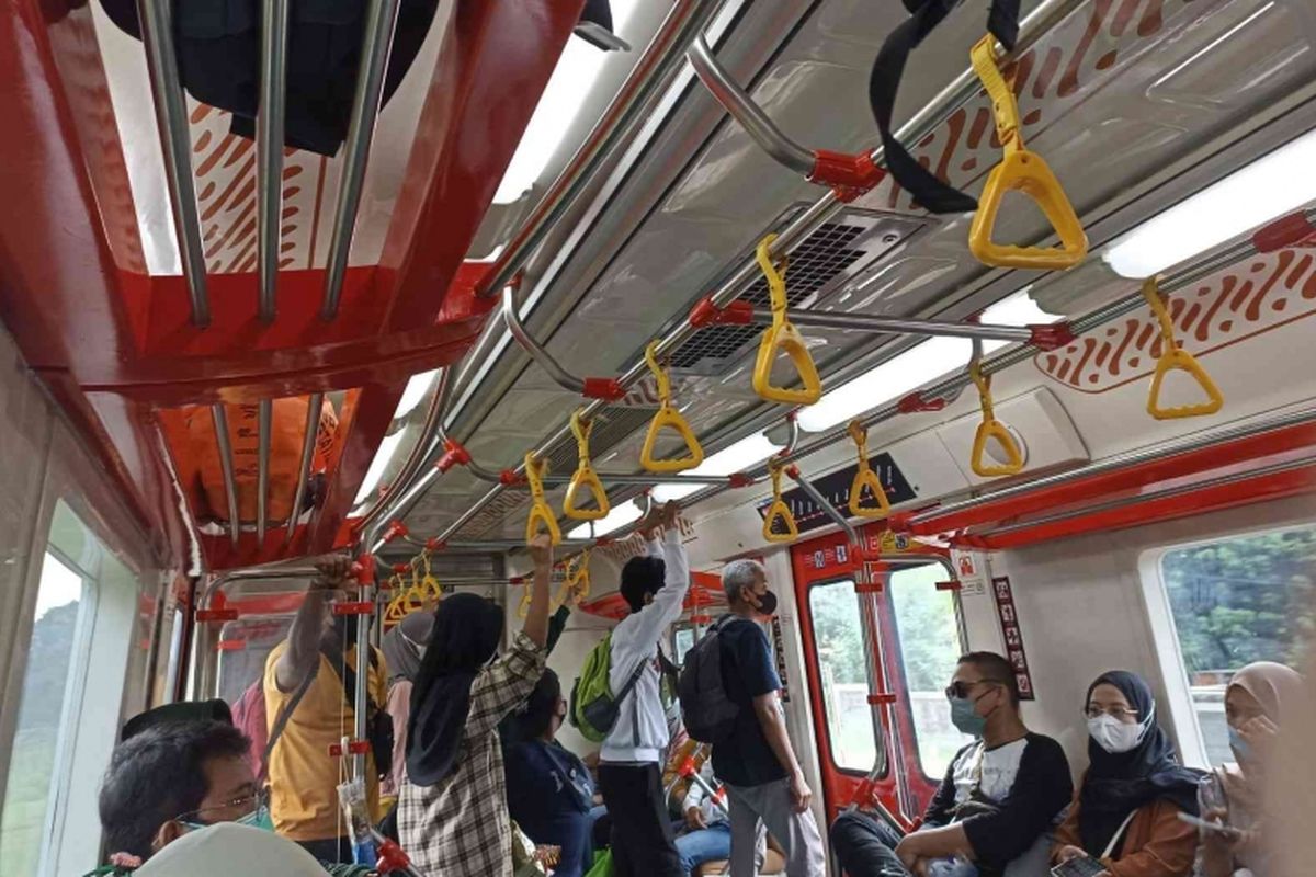 Suasana di dalam gerbong KRL buatan INKA lintas Jogja-Solo.