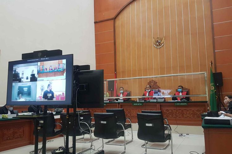 Suasana sidang lanjutan perkara pembunuhan berencana dan pengeroyokan yang menjerat John Kei dan kawan-kawan di Pengadilan Negeri Jakarta Barat, pada Rabu (14/4/2021).