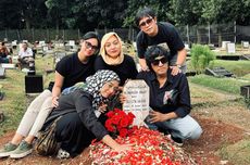 Potret Ikang Fawzi dan Kedua Anaknya Ziarah ke Makam Marissa Haque