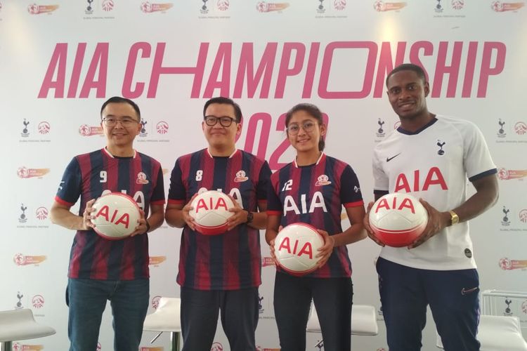 (Ki-Ka): Lim Chet Ming (Chief Marketing Officer PT AIA Financial), Madhi Suryanto (Head of Brand Communication PT AIA Financial), Zahra Muzdalifah (pemain timnas putri Indonesia( dan Anton Blackwood (Global Develompent Coach Tottenham Hotspur) dalam acara konfrensi pers AIA Championship 2020 di Lapangan Panahan, Senayan, Jakarta, Sabtu 8 Februari 2020.