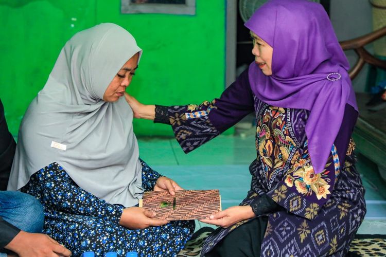 Kunjungi Rumah Korban KM Virgo Transport 8, Khofifah Tawari Keluarga Lanjutkan ke Sekolah Rakyat