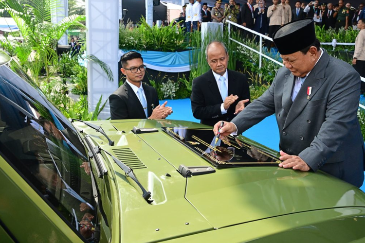 Presiden Prabowo Subianto secara resmi meresmikan kendaraan listrik taktis terbaru produksi PT Pindad, MV3-EV ?Pandu?, dalam pembukaan Indo Defence Expo & Forum 2025 yang berlangsung di JIExpo Kemayoran, Jakarta Pusat, Rabu (11/6/2025).