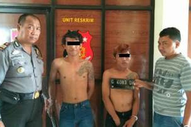 Dua pelaku pencurian dengan pemberatan Ramadi dan Purwanto warga Kota Pekalongan saat berada di Polsek Batang Kota, Batang, Jawa Tengah.