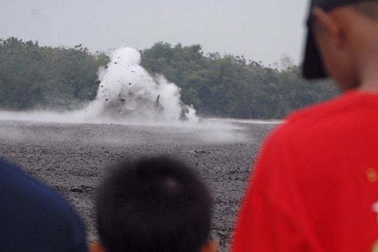 Pengunjung menyaksikan fenomena letupan lumpur di obyek wisata Bledug Kuwu di Desa Kuwu, Kecamatan Kradenan, Kabupaten Grobogan, Jawa Tengah, Jumat (14/7/2017). 