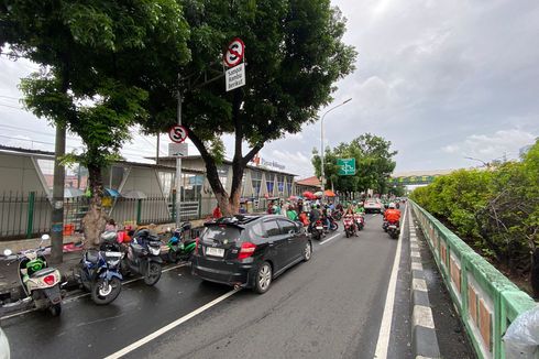 Opang dan Ojol “Ngetem” di Depan Stasiun Pasar Minggu, Bikin Jalan Sempit dan Macet