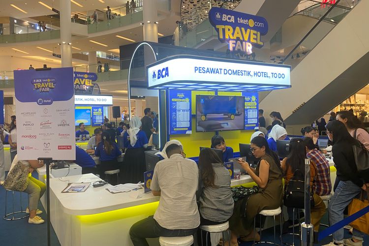 Suasana BCA tiket.com Travel Fair 2023 yang digelar di Main Atrium Mal Gandaria City, Jakarta Selatan, pada Jumat (22/9/2023). 