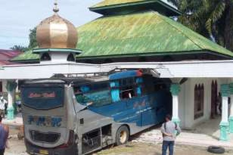 Bus PMH berkecepatan tinggi tabrak masjid dan sebabkan dua penumpangnya tewas, Kamis (8/9/2016).