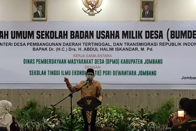 Gus Menteri saat memberikan kuliah umum sekolah Badan Usaha Milik Desa (BUMDes) di Gedung Serbaguna STIE PGRI Dewantara, Jombang, Sabtu (05/12/2020).

