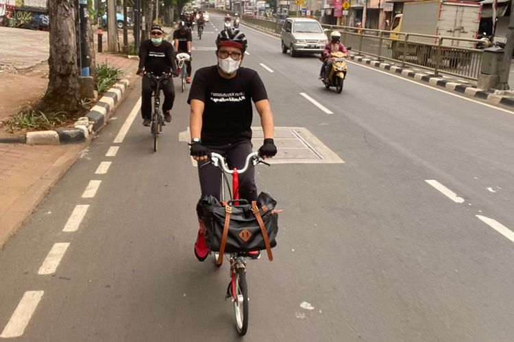 Pemimpin Redaksi Kompas.com Wisnu Nugroho dan para karyawan Kompas.com lainnya ketika gowes ziarah, Minggu (12/9/2021).