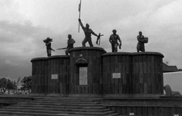 Tentang Monumen Serangan Umum 1 Maret Yogyakarta. Monumen Serangan Umum 1 Maret berada di area sekitar Museum Benteng Vredeburg yaitu tepat di depan Kantor Pos Besar Yogyakarta. Monumen ini dibangun untuk memperingati serangan tentara Indonesia terhadap Belanda pada tanggal 1 Maret 1949.