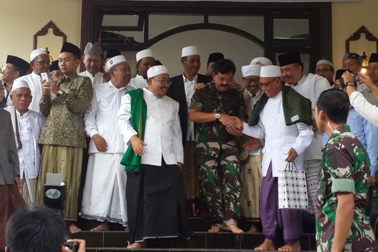 Panglima TNI, Marsekal Hadi Tjahjanto seusai bersilaturahmi bersama para ulama se-Jawa Timur di Ponpes An-Nur 1 Bululawang, Kabupaten Malang, Selasa (30/1/2018).