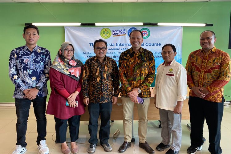 FIS UNJ menyelenggarakan pertemuan terakhir sekaligus menutup The Eurasia International Course tahun pelajaran 2022/2023 secara hibrid pada Kamis, 22 Desember 2022.