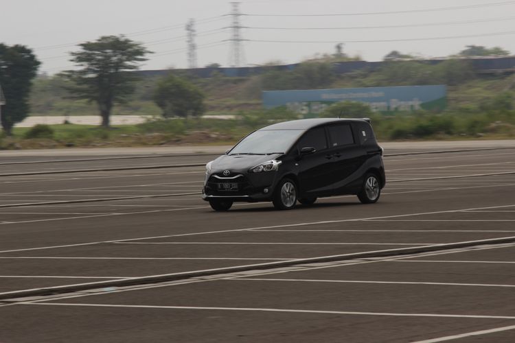 Toyota Sienta Varian V dengan kursi wheelcab jadi salah satu pilihan MPV dengan akses lengkap bagi disabilitas