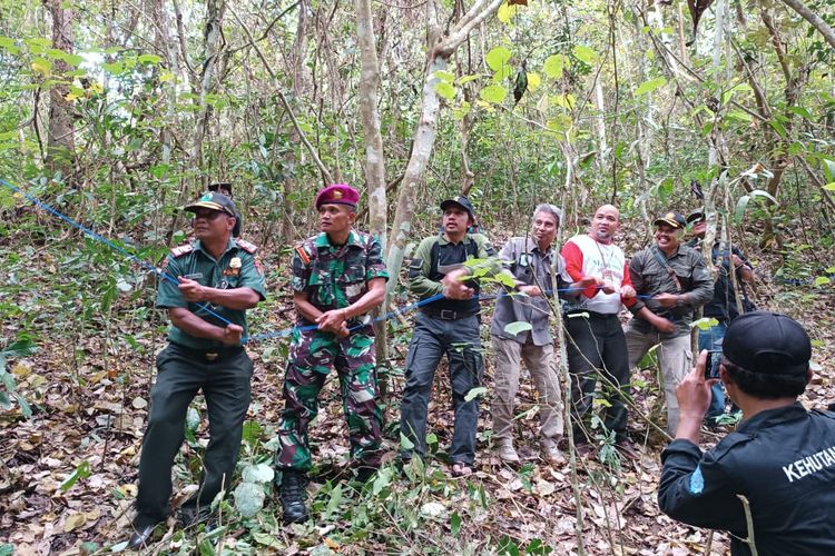 Beberapa jajaran, BBKSDA Jawa Timur, Korps Marinir, Aspinall Foundation, dan Perhutani KPH Malang yang terlibat dalam pelepasan Lutung Jawa di kawasan Hutan Lindung Petak 100 H Perhutani KPH Malang, Sabtu (17/9/2022).
