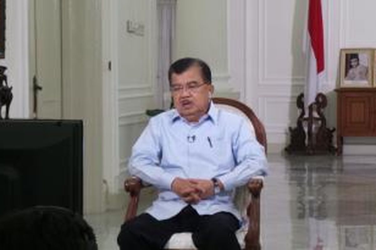 Wakil Presiden Jusuf Kalla tengah menjalani wawancara dengan sebuah stasiun televisi di Istana Wapres, Jakarta, Rabu (22/10/2014).