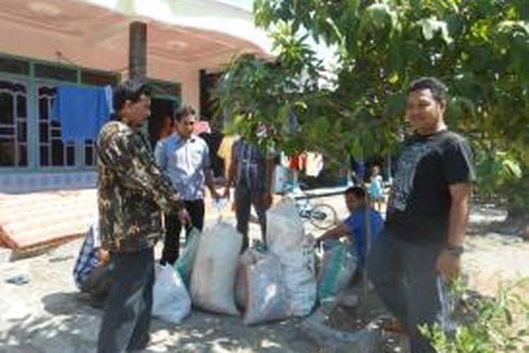 Polisi menyita barang bukti mercon saat menggrebek 