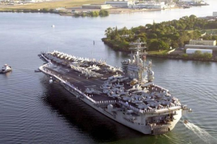 Kapal induk USS Nimitz tengah memasuki perairan Pearl Harbour, Hawaii.