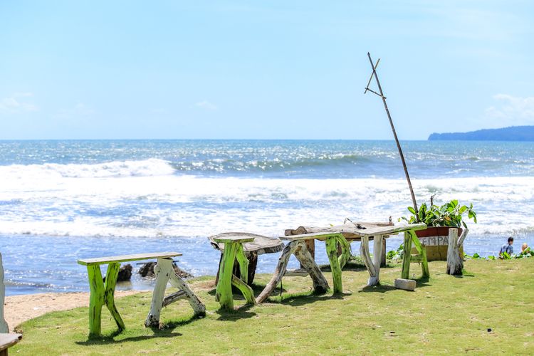 Ilustrasi Pantai Karapyak Pangandaran, Jawa Barat. 