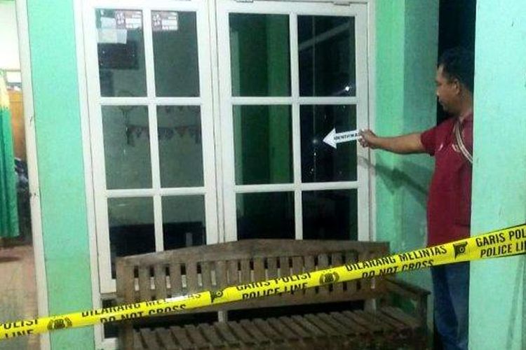 Polisi ketika melakukan olah Tempat Kejadian Perkara (TKP) penembakan misterius di Dukuh Ngembes, Desa/Kecamatan Gembong, Pati, Jawa Tengah, pada Senin malam (5/6/2023). Disebut misterius karena tidak ada pelaku maupun selongsong peluru yang ditemukan.