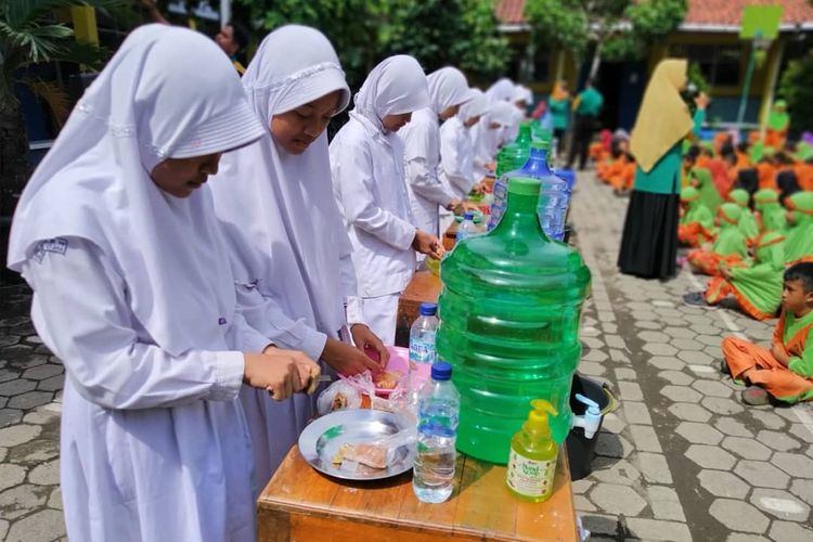 Para siswa dokter kecil SDN Gumilir 06, Cilacap mempraktikkan membuat ramuan empon-empon untuk meningkatkan daya tahan tubuh terhadap serangan virus.