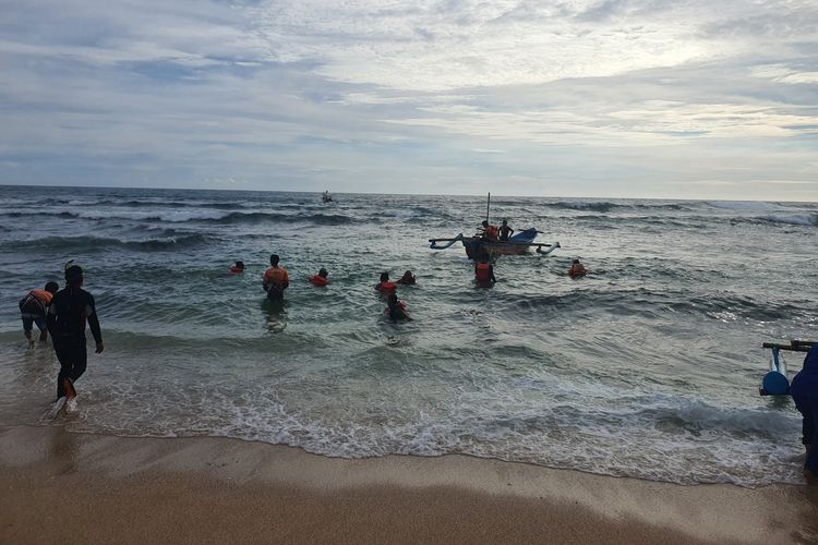 PENCARIAN KORBAN: Belasan tim SAR Gabungan melakukan snorkeling untuk pencarian korban hilang di Pantai Drini, Gunungkidul, DIY, Selasa (28/1/2025)