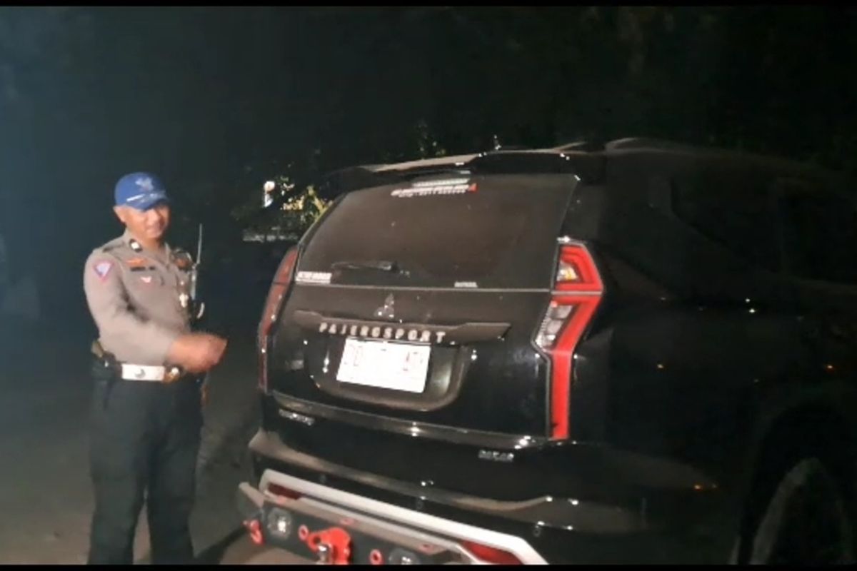 Mobil Pajero Sport yang viral usai melindas balita di sebuah gang sempit di Kota Makassar, Sulawesi Selatan (Sulsel), terparkir rapi di halaman pos unit Laka Lantas Polrestabes Makassar Jalan Toddopuli Raya, Kecamatan Panakkukang, Kota Makassar, Sulsel, usai disita polisi Senin (4/9/2023) malam