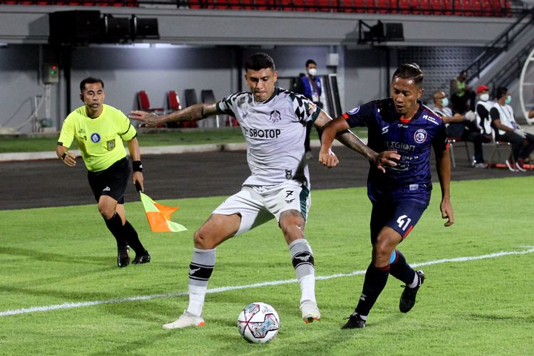 Ciro Alves (kiri) berduel dengan Dendi Santoso (kanan) pada laga tunda pekan ke-17 Liga 1 yang mempertemukan Arema FC vs Persikabo 1973 di Stadion Kapten I Wayan Dipta Gianyar, Bali, Rabu (5/1/2021).