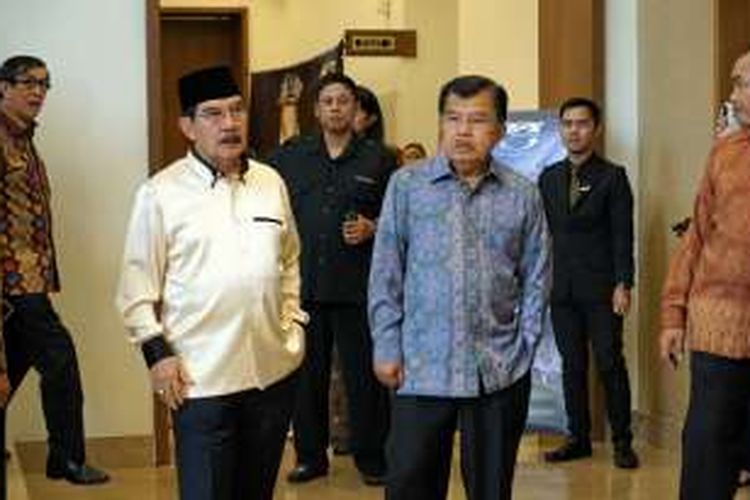 Wakil Presiden Jusuf Kalla, Antasari Azhar dan Menteri Hukum dan HAM Yasonna Laoly saat acara syukuran pembebasan bersyarat di Hotel Grand Zuri, Serpong, Tangerang, Sabtu (26/11/2016).