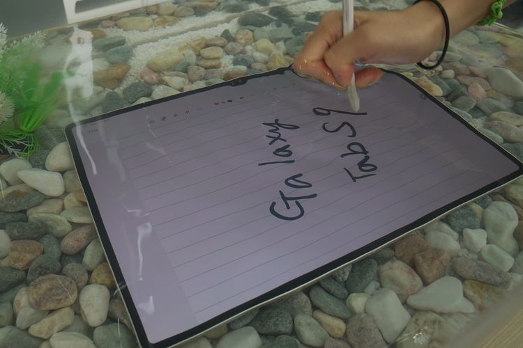 Galaxy Tab S9 series sudah mengantongi sertifikasi IP68, yang artinya tahan debu dan air. Dalam uji coba, tablet bisa ditenggelamkan ke dalam air, sambil layar dicoret-coret menggunakan pen digital bawaan (stylus)