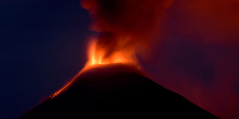 Gunung Soputan menghembuskan awan panas di Miahasa Tenggara, Sulawesi Utara, Minggu (16/12/2018). Letusan setinggi 250 meter tersebut disertai dengan kolom asap setinggi 1.500 meter yang mengarah ke timur-timur laut.