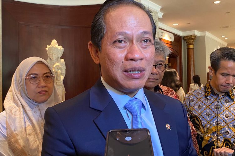 Menteri Lingkungan Hidup Hanif Faisol Nurofiq meninjau lokasi terkait dugaan kontaminasi Cesium pada udang, Jakarta, Senin (1/9/2025).