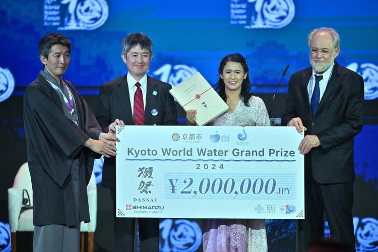 Vice President of The Japan Water Forum Taikan Oki (kedua kiri) didampingi CEO Asahi Shuzo Co Ltd, Kazuhiro Sakurai (kiri) dan Selection Committee Member, Ahmet Mete Saatci (kanan) berfoto bersama penerima hadiah utama Kyoto World Water Grand Prize 2024 yaitu Coordinator Youth Sanitation Concern Iffah Rachmi (kedua kanan) saat upacara penutupan World Water Forum ke-10 2024 di Nusa Dua, Badung, Bali, Jumat (24/5/2024).