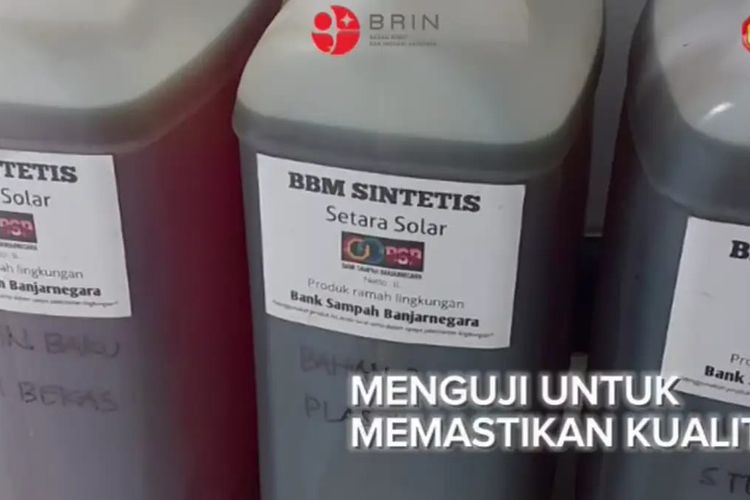 Bank sampah Banjarnegara mengubah plastik kresek menjadi BBM. 