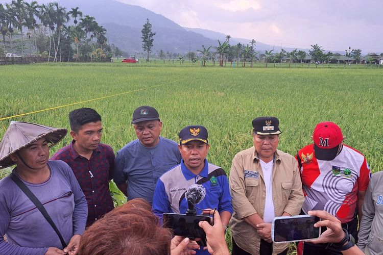 Bupati Lebong Bengkulu, Kopli Ansori (baju biru) didampingi Wabup Fahrurozi dalam kunjungan ke sawah petani.