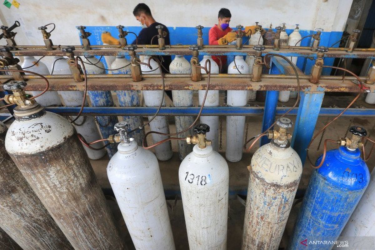 Ilustrasi: Pekerja mengisi ulang tabung oksigen untuk kebutuhan medis di Banda Aceh, Aceh, Selasa (29/6/2021)