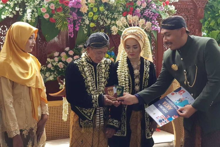 Bupati Ngawi Ony Anwar menikahkan 134 pasangan suami istri yang selama ini belum memiliki administrasi kependudukan dalam kegiatan Bupati Mantu. Dari 135 pasangan yang dinikahkan tersebut pasangan termuda berusiai 19 tahun sementara pasangan yang tertua berusia 95 tahun.