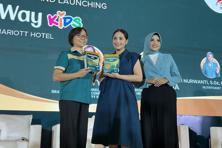 Nagita Slavina (tengah) di acara peluncuran HealthyWay Kids, di Hotel JW Marriott, Kuningan, Jakarta Selatan, Senin (19/2/2024). 