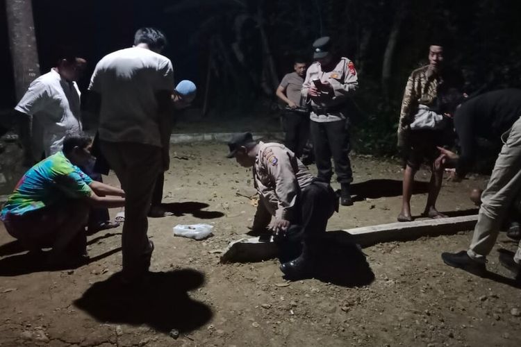 Polisi mengamankan lokasi penemuan Amunisi di Padukuhan Manggung , Kalurahan Wukirsari, Kapanewon Imogiri, Bantul, DI Yogyakarta. Jumat (16/6/2023) petang