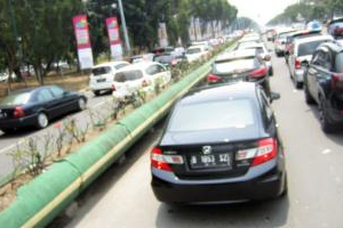 Suasana macet di depan pameran IIMS, Kemayoran, Jakarta Pusat, Minggu (21/9/2014).