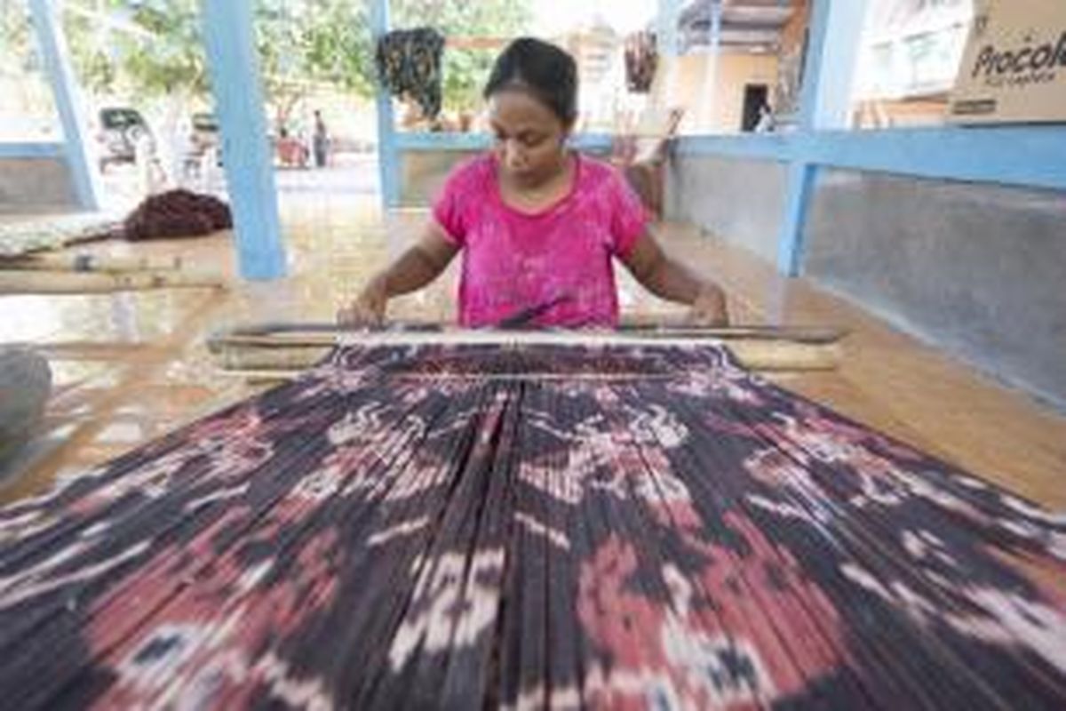 Warga menenun kain ikat khas Sumba di Kampung Kaburu, Kallu, Waingapu, Sumba Timur, Nusa Tenggara Timur, Senin (15/12/2014).