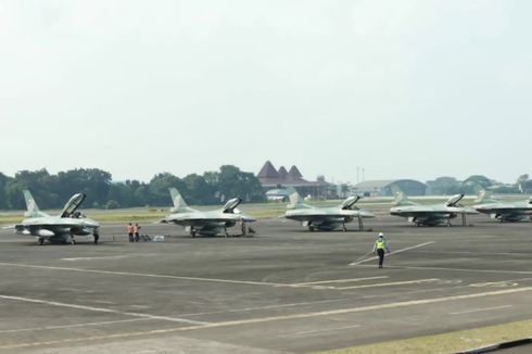 Flypass Jet Tempur F-16 Warnai Geladi Kotor HUT Ke-77 RI di Langit Jakarta