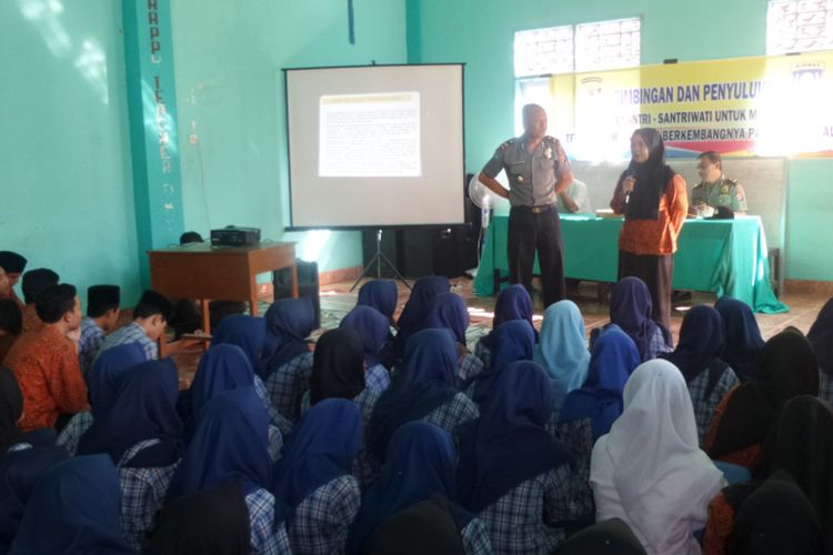 Binmas Polres Lombok Barat memberi penyuluhan ke MTS NW di Labuapi, Lombok Barat, Nusa Tenggara Barat, Rabu (14/6/2017).