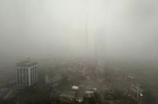 Jakarta Barat Diguyur Hujan Deras dan Angin Kencang, Jarak Pandang Hanya 20 Meter