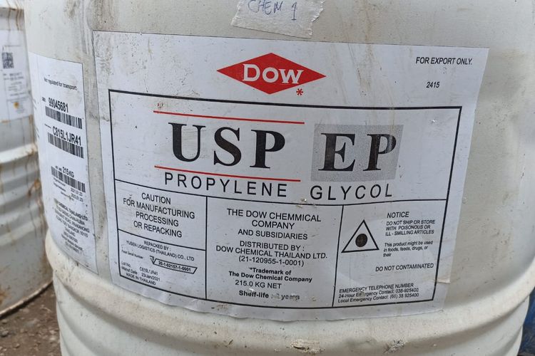 Drum berisi bahan baku propilen glikol yang mengandung cemaran etilen glikol dan dietilen glikol melebihi ambang batas milik PT Samudra Chemical yang diamankan BPOM di Tapos, Depok, Rabu (9/11/2022). 