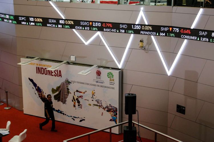 Suasana Pergerakan Indeks Harga Saham Gabungan (IHSG) di Bursa Efek Indonesia (BEI), Jakarta, Senin (19/2/2018). 