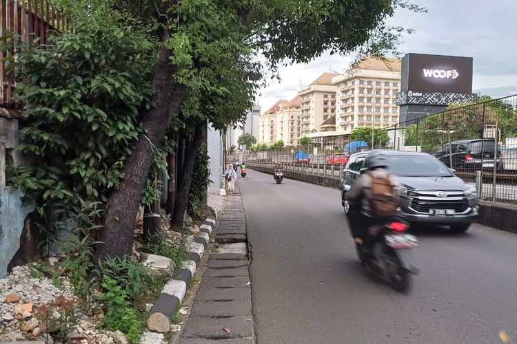 Kondisi pedestrian Jalan Arjuna Utara Jakarta Barat yang tak layak dilewati pejalan kaki