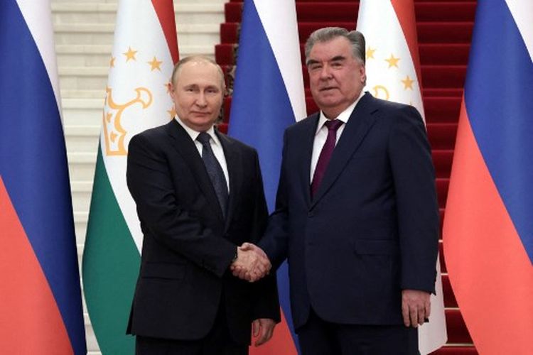 Presiden Rusia Vladimir Putin (kiri) dan Presiden Tajikistan Emomali Rahmon berjabat tangan selama pertemuan mereka di Dushanbe pada 28 Juni 2022.