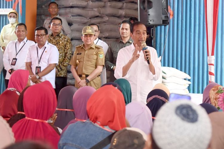Presiden Joko Widodo saat meninjau persediaan pangan sekaligus menyerahkan bantuan pangan kepada keluarga penerima manfaat (KPM) di Gudang Bulog Sukamaju, Kota Palembang, Provinsi Sumatra Selatan, pada Kamis (26/10/2023). 