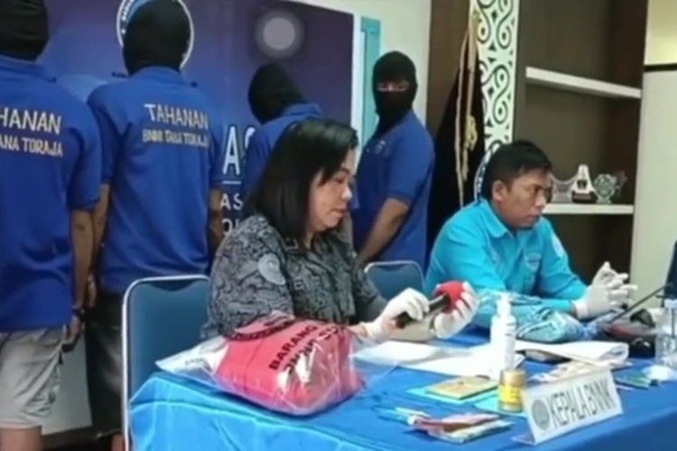 Suasana saat BNNK Tana Toraja Sulawesi Selatan melakukan Konferensi Pers penangkapan tersangka kasus narkoba pada Rabu (15/2/2023) lalu, saat itu tersangka kemudian minta bicara dan menyebut jika ia dibekingi oknum polisi.