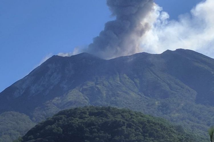 Erupsi Gunung Ili Lewotolok di Lembata siang tadi. ANTARA/HO. 